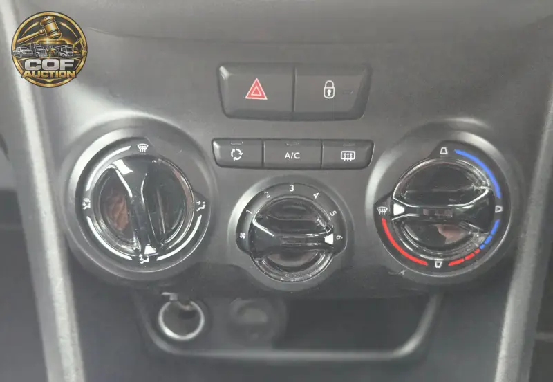 2013 Peugeot 208 1.0 VTi Active Euro 5 3dr photo 29